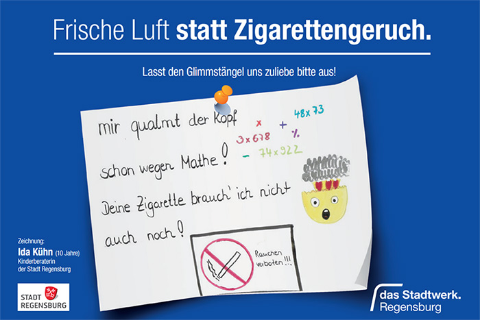 Eine Kinderzeichnung auf einem Plakat der Stadt Regensburg mit dem Inhalt “mir qualmt der Kopf schon wegen Mathe! Deine Zigarette brauch ich nicht auch noch!”