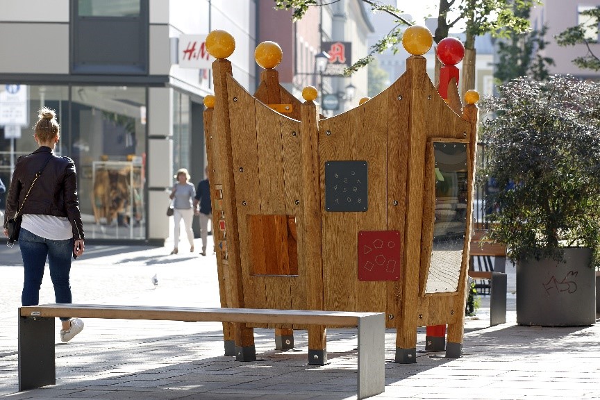 Ein Holzspielgerät in einer Fußgängerzone